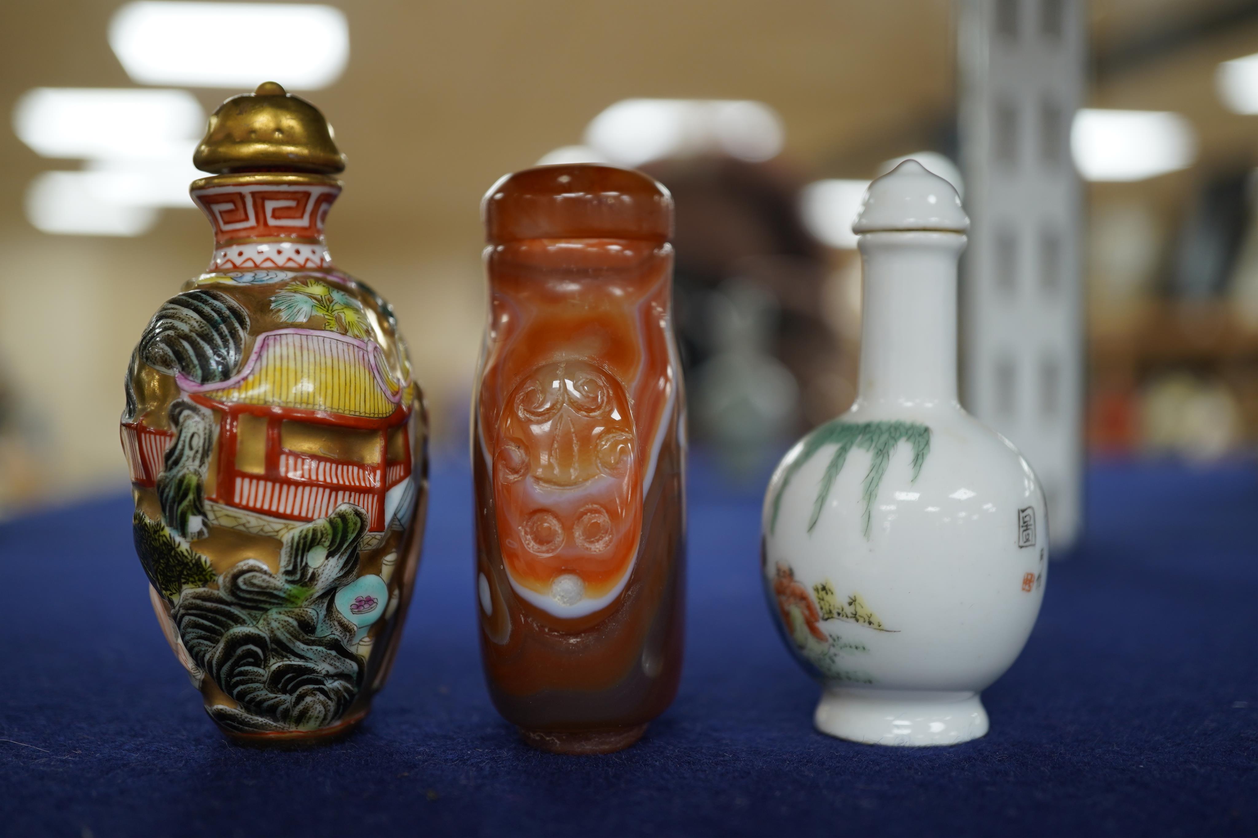 A Chinese erotic subject snuff bottle, a famille rose snuff bottle and a chalcedony snuff bottle (3), tallest 8cm